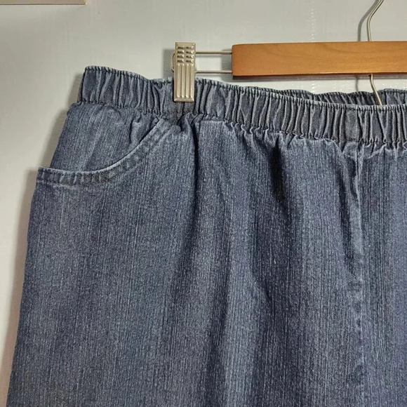 Unbranded 26W Dark Wash Elastic Waist Pull On Lightweight Denim Capri Shorts - Picture 2 of 7